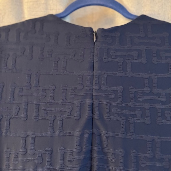 J. McLaughlin Navy Swing Dress. Size S. 2 side pockets. Geometric pattern. - Picture 4 of 8